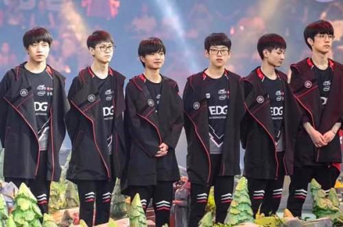 一个用竞技 一个用竞技